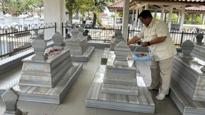 Prabowo Pulang Kampung ke Banyumas, Ziarah Makam Eyang Kakung dan Eyang Putri