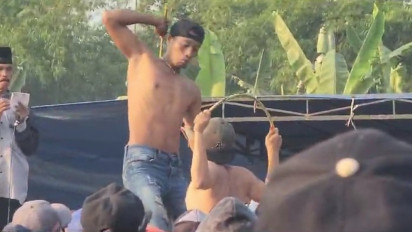 Berharap Segera Turun Hujan, Warga Lereng Gunung Semeru Gelar Tradisi Sampyongan 