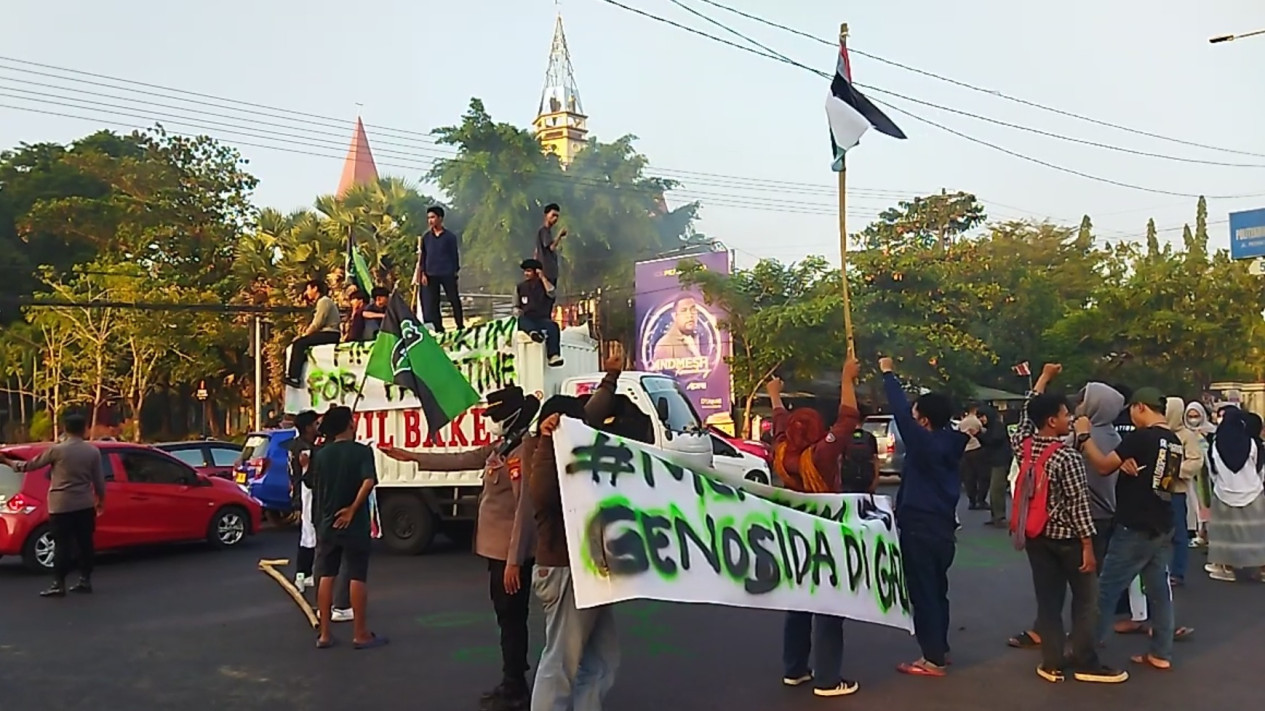 Aksi Bela Palestina, Mahasiswa Desak Pemerintah Proaktif di Dewan PBB, Kecam Kejahatan Israel
            - galeri foto