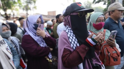 Detik-detik Munarman Keluar dari Penjara, Simpatisan Selawat di Depan Lapas Salemba