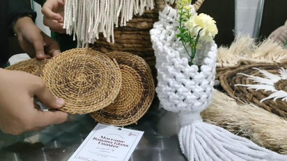 Kreatif! Mahasiswa di Surabaya Menghasilkan Cuan dari Kerajinan Pelepah Pisang dan Kulit Jagung