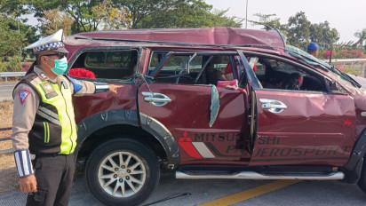 Diduga Sopir Mengantuk, Mobil Pajero Mengalami Kecelakaan di Tol Sumo