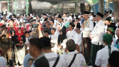 Ribuan Nahdliyin di Nganjuk Mlaku Bareng Santri Bersarung di Puncak Hari Santri Nasional