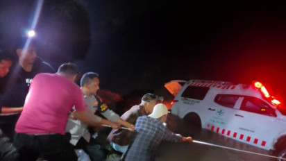 Evakuasi Dramatis  Ambulans Membawa  Pasien  yang  Hendak Melahirkan Terjun ke Sungai Sedalam 30 Meter di Aceh