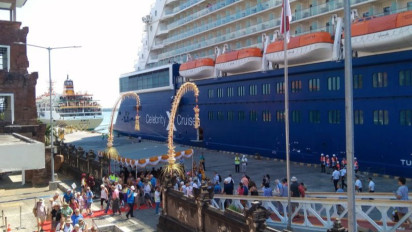 Pertama Kali dalam Sejarah, Kapal Pesiar Jumbo Bawa 3.944 Penumpang Mancanegara Sandar di Pelabuhan Benoa Bali