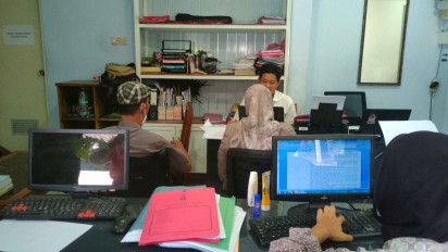 Didampingi Pengacara, Ayah, Paman dan Kakek Terduga Pelaku Pemerkosa AP Jalani Pemeriksaan di Polres Madiun