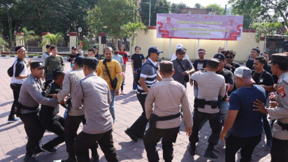Simulasi Pengamanan Pemilu, Polres Sumbawa Lumpuhkan Pengunjuk Rasa Anarkis
