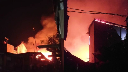 10 Rumah Terbakar di Makassar, Pemadam  Kesulitan Mengakses Lokasi Akibat Kerumunan Warga