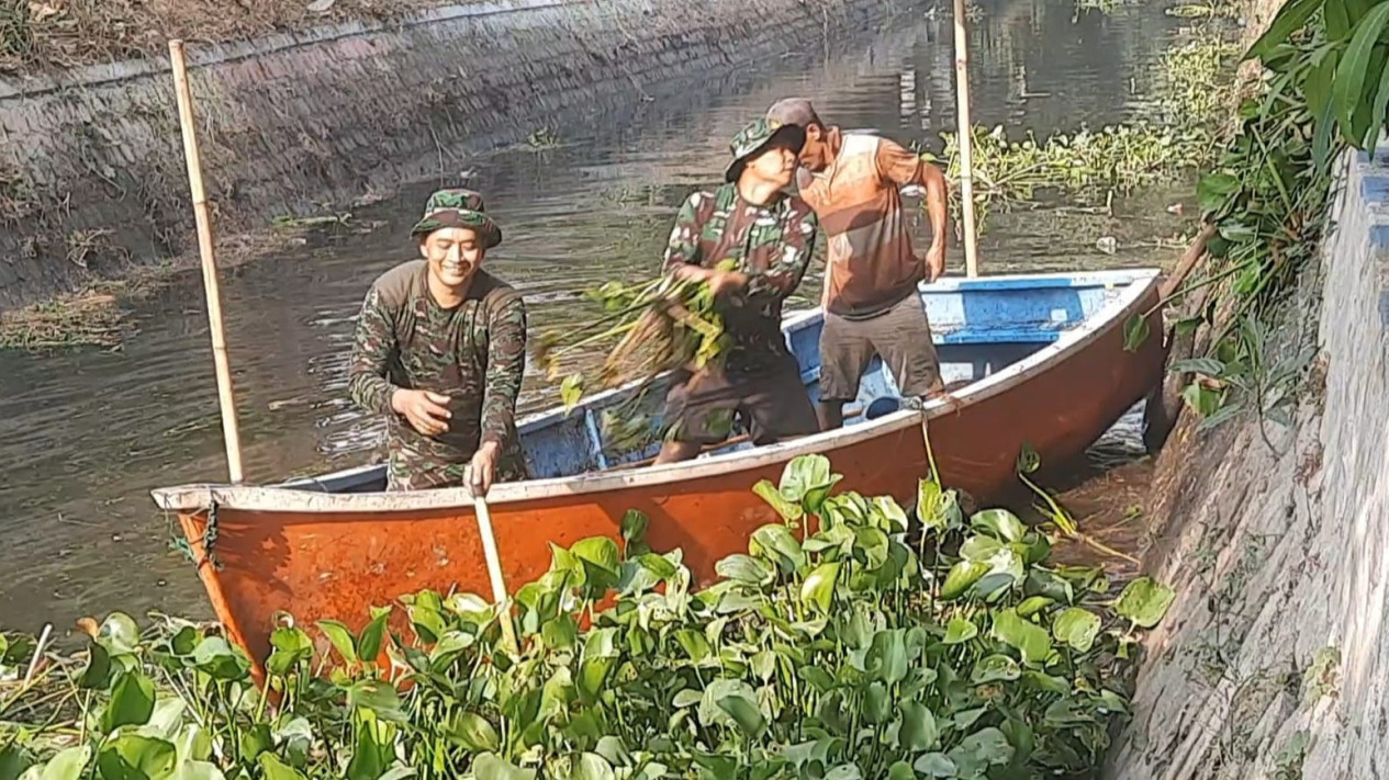 Antisipasi Banjir, Ratusan Personel Kodim 0816/Sidoarjo Diterjunkan Bersihkan Sampah di Sungai
            - galeri foto