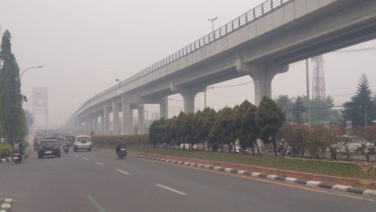 Kabut Asap Hampir Menutupi Jembatan Ampera, Kualitas Udara Palembang Buruk