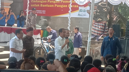 Ke Bali, Presiden Jokowi Tinjau Penyaluran Bantuan Pangan Beras, Bagikan Sepeda dan Kaus