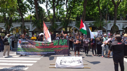 Bawa Keranda Mayat, Massa Aktivis Gelar Aksi Bela Palestina di Depan Kantor DPRD Gresik