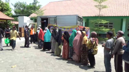Ribuan Warga Medokan Asri Surabaya Antre Panjang untuk Dapat Paket Sembako Gratis