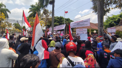 Tuntut Reformasi Agraria Tanpa KKN, Ribuan Petani Demo di Depan Kantor Perhutani KPH Blitar