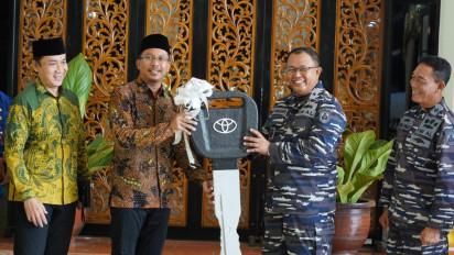 Sidoarjo Serahkan Hibah 11 Unit Mobil Operasional untuk TNI AL