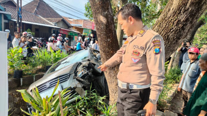Sopir Ngantuk, Mobil Tabrak Pohon Hingga Masuk Sungai Kecil di Sawojajar Malang