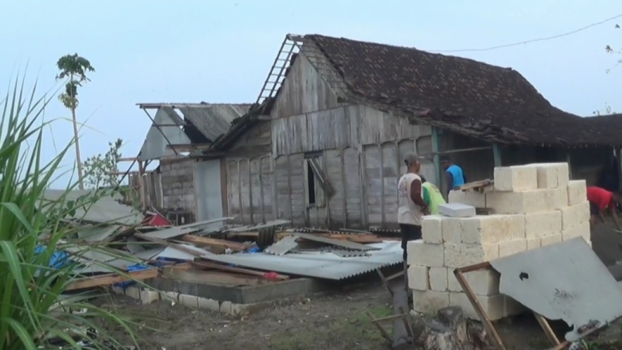 Angin Puting Beliung Rusak Puluhan Rumah di Ngawi, Satu Rumah Roboh Timpa Penghuninya
            - galeri foto