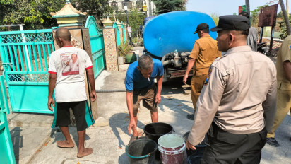Dampak Kemarau Panjang, Ratusan Warga di Cerme Gresik Dapat Bantuan Air Bersih
