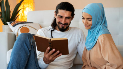 Tanpa Keluar Uang, Suami Bisa Sedekah Tiap Hari ke Istri dengan 2 Cara Ini 