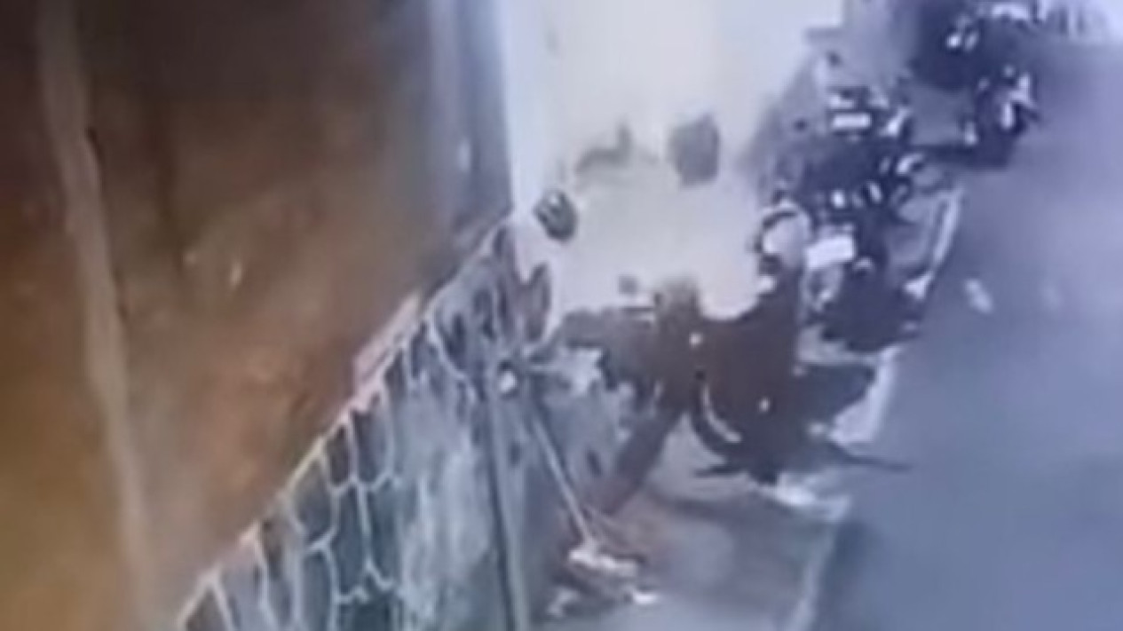 Aksi Pria Masuk Rumah dan Curi Handphone di Candisari Semarang Terekam CCTV
            - galeri foto