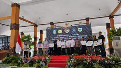 Kementan Serahkan Bantuan Benih Padi dan Jagung untuk Petani di Situbondo