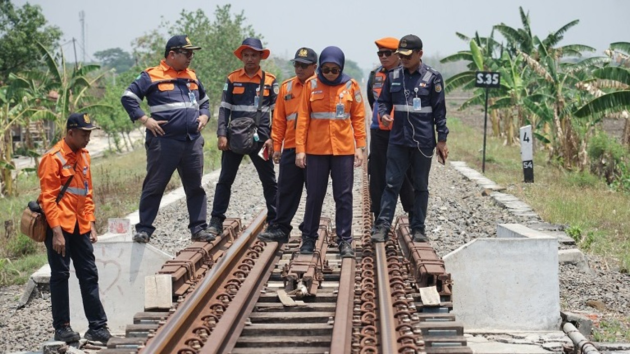 Musim Hujan di Depan Mata, KAI Semarang Periksa Jalur Rel Rawan Banjir dan Longsor
            - galeri foto