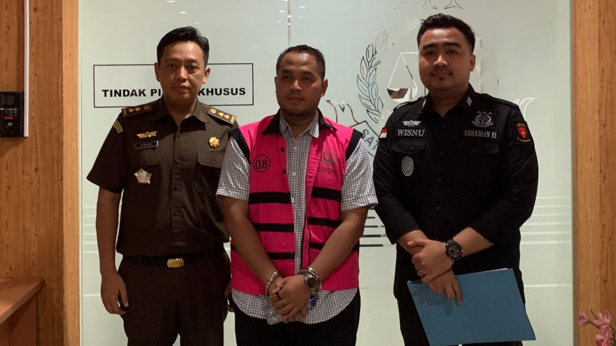 Kejari Jaksel Tetapkan Kepala Hudev UI Mohammad Amar Khoerul Umam sebagai Tersangka Korupsi BTS Kominfo, Kejagung Bongkar Alasannya
            - galeri foto