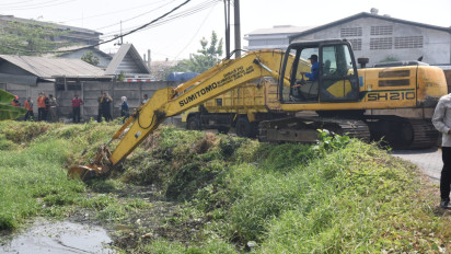 Antisipasi Banjir, Sampah dan Eceng Gondok di Sungai Jomblong Sidoarjo Dibersihkan