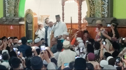 Roadshow di Sumut, Anies Salat Maghrib di Masjid Agung Binjai