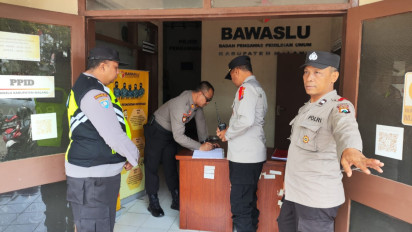 Tingkatkan Kamtibmas Kondusif Jelang Pemilu 2024, Polisi Jaga Kantor Bawaslu Kabupaten Malang