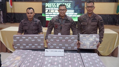 Kejari Tanjung Perak Surabaya Tahan 2 Pelaku Penggelapan Uang Negara beserta Uang Senilai 7 Miliar Rupiah