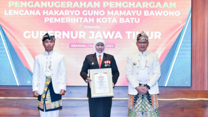 Berkontribusi Luar Biasa Dukung Kemajuan Kota Batu, Gubernur Khofifah Terima Lencana Hakaryo Guno Mamayu Bawono dari Pemkot Batu