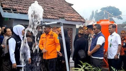 Gubernur Jatim Buka Keran Saluran Air Bersih Pascakebakaran di Kawasan Bromo