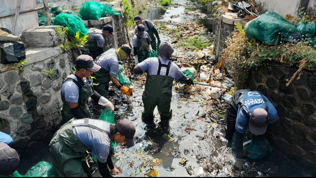 Pasang Tiga Barier, Tim Sungai Watch Kumpulkan Satu Ton Sampah dari Sungai Karangrejo
            - galeri foto