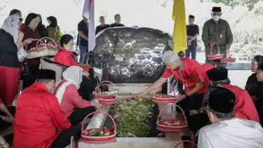 Ganjar-Mahfud dan Megawati Ziarah ke Makam Soekarno di Blitar, Jawa Timur, Jumat (3/11/2023)
