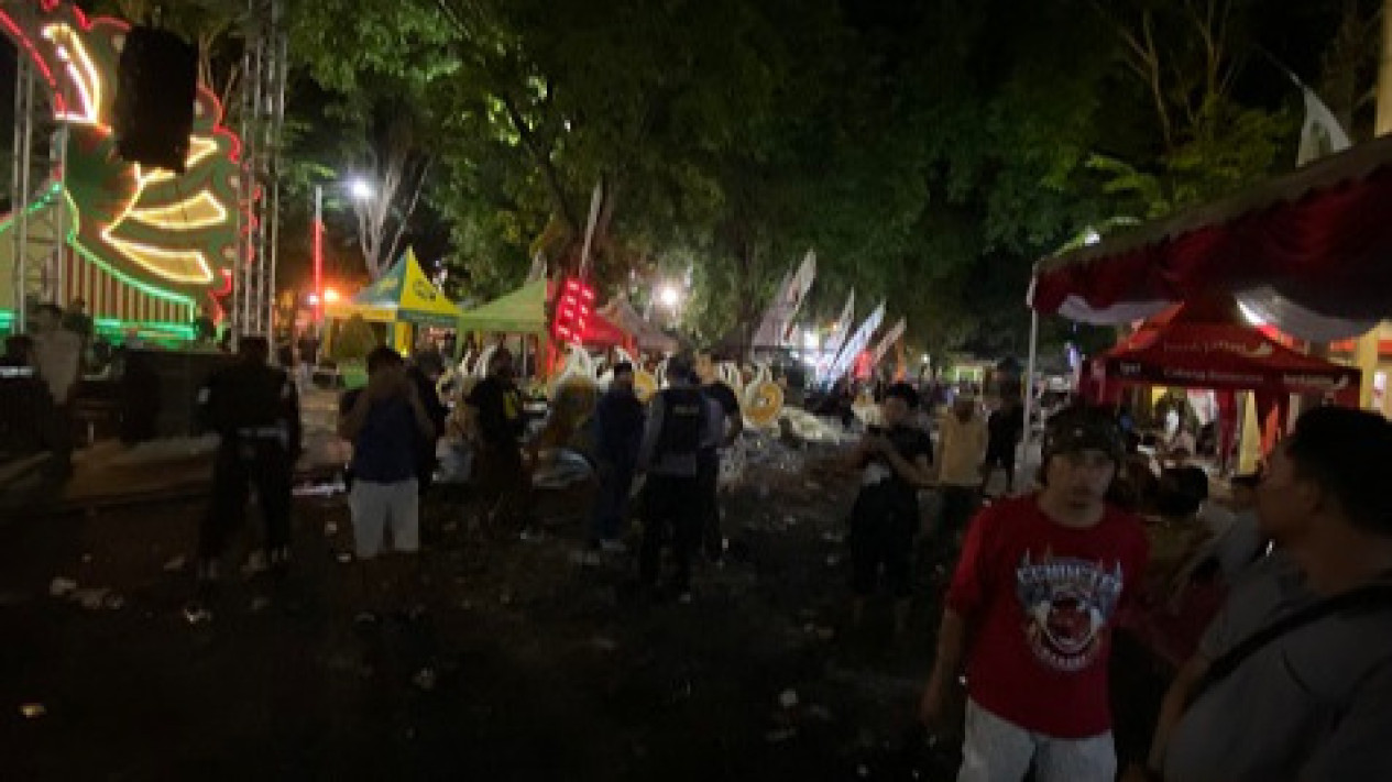 Dua Grup Musik Tong-Tong Bentrok di Sumenep, Diwarnai Hujan Batu
            - galeri foto