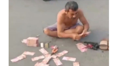 Viral Aksi Pria di Tapteng Pamer Uang Ratusan Juta di Tengah Jalan