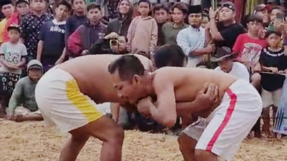 Lestarikan Tradisi Nenek Moyang Harap Turun Hujan, Masyarakat Pamekasan Madura Gelar Gulat Okol