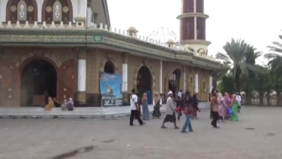 Viral! Video Seorang Perempuan Berjoget di Pesarean Syaikhona Cholil Bangkalan