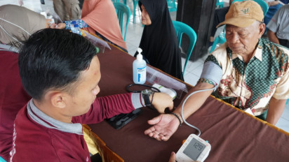 Waspadai Munculnya Penyakit saat Pancaroba, Polisi di Gresik Gelar Pengobatan Gratis untuk Warga