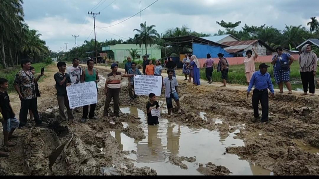 Tiga Tahun Keluhkan Jalan Rusak,  Masyarakat Minta Jokowi Berkunjung Lagi ke Labuhan Batu Utara
            - galeri foto