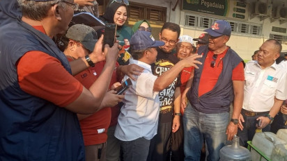 Saksikan Pembagian Air Bersih Relawan ke Warga, Anies: Harus Ada Solusi Jangka Panjang