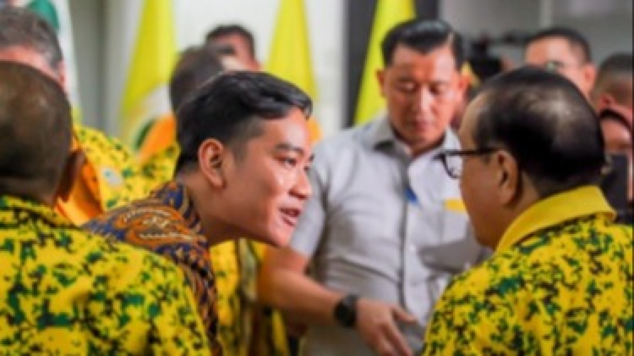 Sah! Gibran Rakabuming Akhirnya 'Dikuningkan', Hasto Mengaku Menelepon Airlangga soal Status Cawapres Prabowo
            - galeri foto