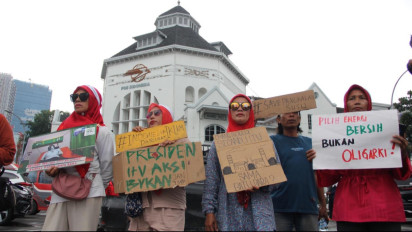 Puluhan Perempuan Pangkalan Susu Berjuang Menyuarakan Penghentian PLTU dan Komitmen Calon Presiden Atasi Krisis Iklim