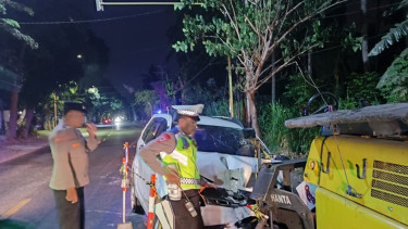 Sopir Mengantuk, Mobil Ditumpangi Sekeluarga Tabrak Kendaraan Pengaspal Jalan di Banyuwangi