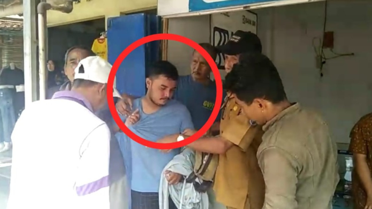 Keren! Aksi Heroik Korban dan Warga Gagalkan Aksi Rampok Bergolok di Agen Bank di Ciamis
            - galeri foto