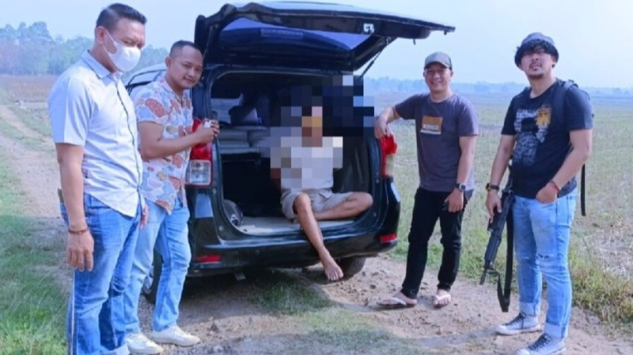 Dalih Bisa Ramal Jodoh dan Peras Korban Hingga Rp 83,4 Juta, Dukun Palsu di Lampung Timur Diringkus Polisi
            - galeri foto