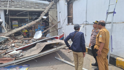 Teras Bangunan Indomaret Wonokerto Malang Ambrol dan Timpa Dua Orang Pekerja