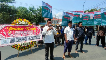 Sidang Perdana Panji Gumilang Diwarnai Unjuk Rasa, Massa Berikan Karangan Bunga