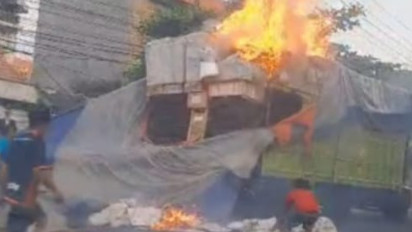 Truk Muatan Perlengkapan Olahraga Premium Terbakar, Warga Malah Berkerumun Mengambil yang Belum Terbakar